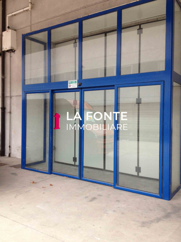 Camin, Padova Magazzino Logistico già Scaffalato con 1800 posti pallet alti e con grande portata,...