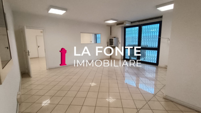 Camin, Padova Magazzino Logistico già Scaffalato con 1800 posti pallet alti e con grande portata,...