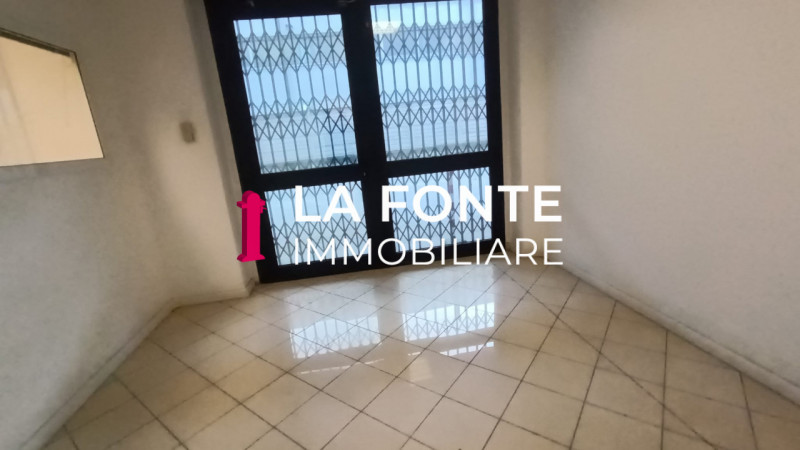 Camin, Padova Magazzino Logistico già Scaffalato con 1800 posti pallet alti e con grande portata,...