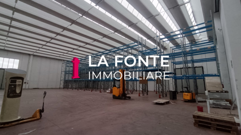 Camin, Padova Magazzino Logistico già Scaffalato con 1800 posti pallet alti e con grande portata,...