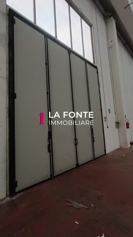 Camin, Padova Magazzino Logistico già Scaffalato con 1800 posti pallet alti e con grande portata,...