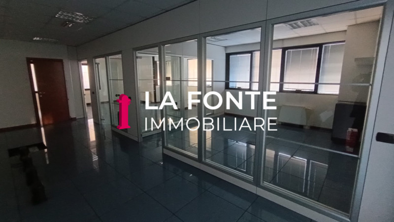 Camin, Padova Magazzino Logistico già Scaffalato con 1800 posti pallet alti e con grande portata,...