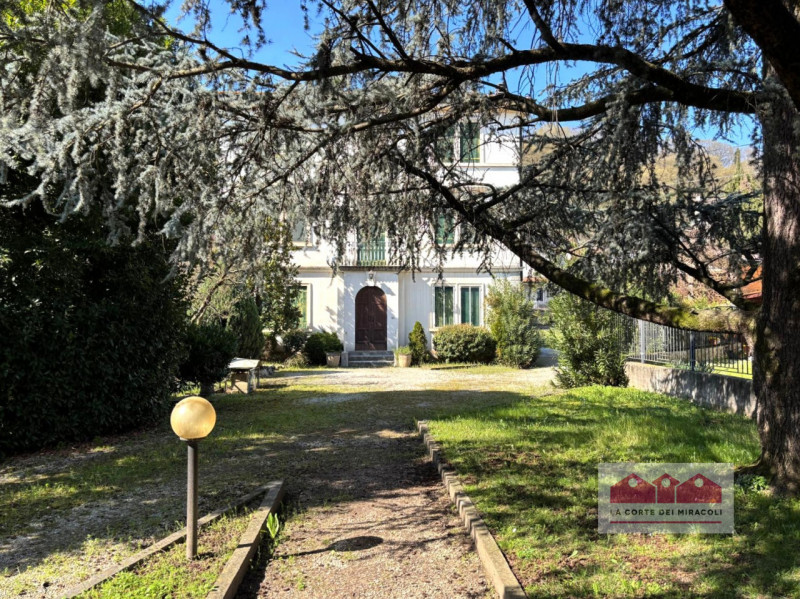 COSTABISSARA CENTRO: VILLA SINGOLA CON TERRENO EDIFICABILE E DEPANDANCE. PIANO TERRA CON INGRESSO...