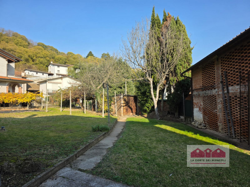 COSTABISSARA CENTRO: VILLA SINGOLA CON TERRENO EDIFICABILE E DEPANDANCE. PIANO TERRA CON INGRESSO...