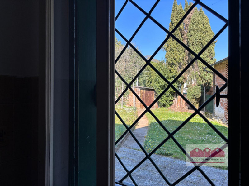 COSTABISSARA CENTRO: VILLA SINGOLA CON TERRENO EDIFICABILE E DEPANDANCE. PIANO TERRA CON INGRESSO...