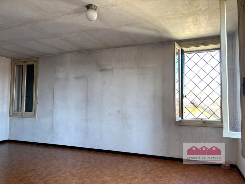 COSTABISSARA CENTRO: VILLA SINGOLA CON TERRENO EDIFICABILE E DEPANDANCE. PIANO TERRA CON INGRESSO...