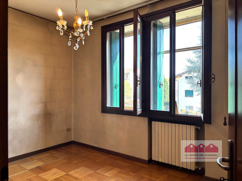 COSTABISSARA CENTRO: VILLA SINGOLA CON TERRENO EDIFICABILE E DEPANDANCE. PIANO TERRA CON INGRESSO...