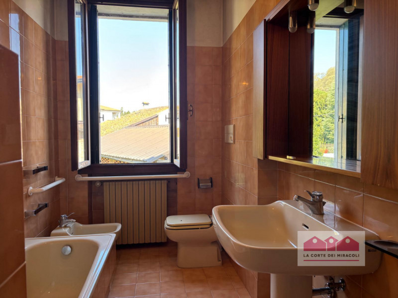 COSTABISSARA CENTRO: VILLA SINGOLA CON TERRENO EDIFICABILE E DEPANDANCE. PIANO TERRA CON INGRESSO...