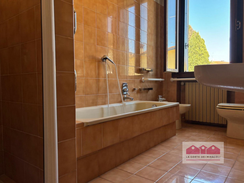 COSTABISSARA CENTRO: VILLA SINGOLA CON TERRENO EDIFICABILE E DEPANDANCE. PIANO TERRA CON INGRESSO...