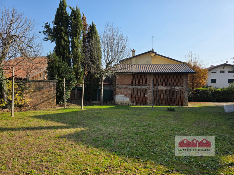 COSTABISSARA CENTRO: VILLA SINGOLA CON TERRENO EDIFICABILE E DEPANDANCE. PIANO TERRA CON INGRESSO...