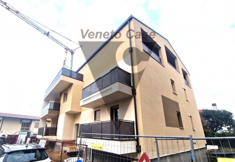 Scoprite questo affascinante appartamento di circa 95 mq situato a Padova, una delle città più st...