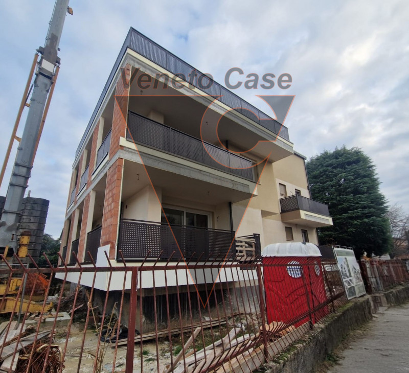 Scoprite questo affascinante appartamento di circa 95 mq situato a Padova, una delle città più st...