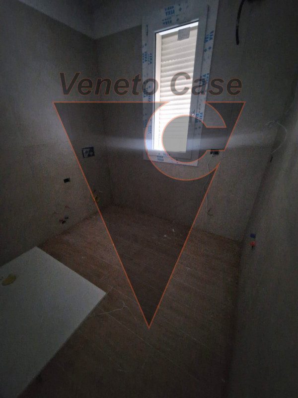 Scoprite questo affascinante appartamento di circa 95 mq situato a Padova, una delle città più st...