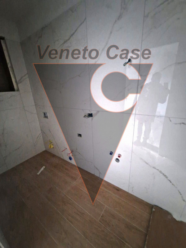 Scoprite questo affascinante appartamento di circa 95 mq situato a Padova, una delle città più st...