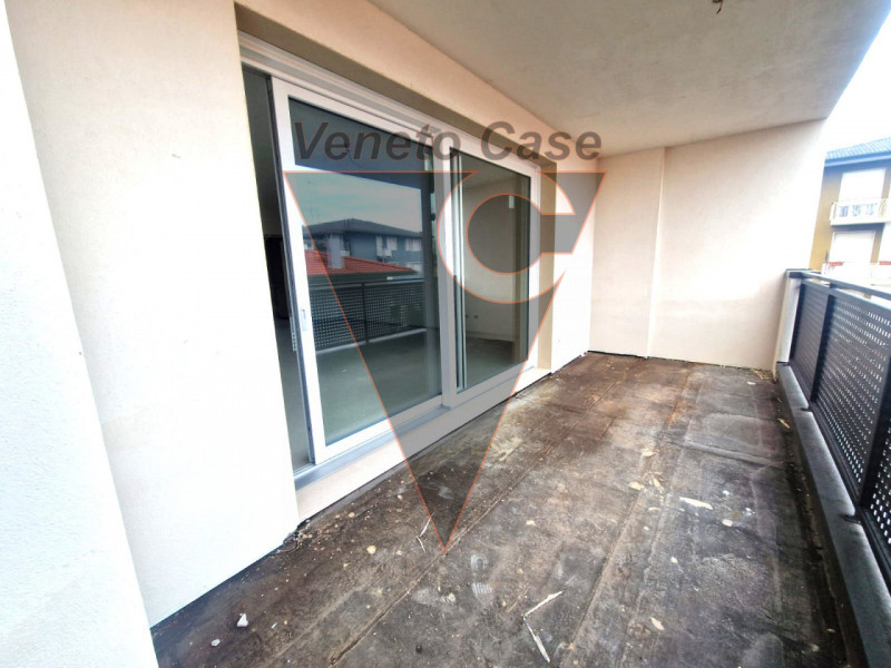 Scoprite questo affascinante appartamento di circa 95 mq situato a Padova, una delle città più st...