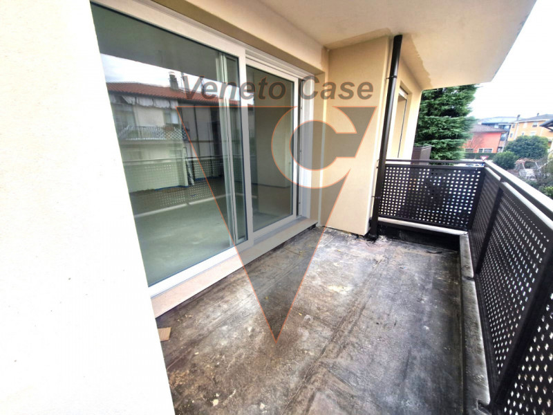 Scoprite questo affascinante appartamento di circa 95 mq situato a Padova, una delle città più st...