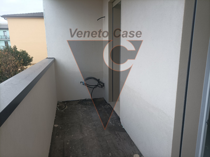 Scoprite questo affascinante appartamento di circa 95 mq situato a Padova, una delle città più st...