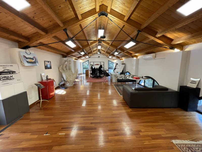 LIMENA - In posizione centrale e di forte passaggio, proponiamo in vendita un’unità commerciale d...