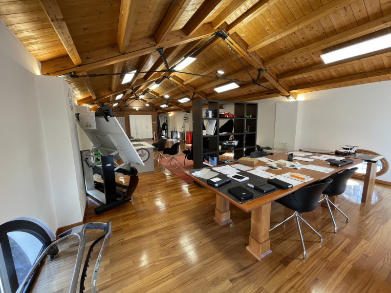 LIMENA - In posizione centrale e di forte passaggio, proponiamo in vendita un’unità commerciale d...