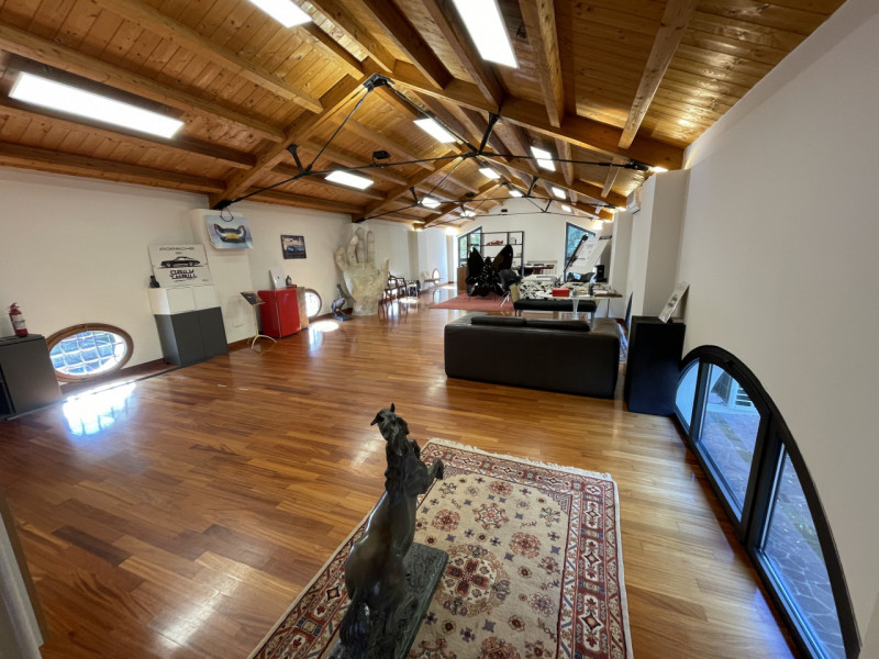 LIMENA - In posizione centrale e di forte passaggio, proponiamo in vendita un’unità commerciale d...