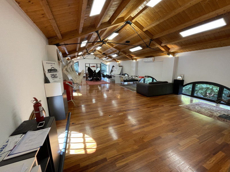 LIMENA - In posizione centrale e di forte passaggio, proponiamo in vendita un’unità commerciale d...