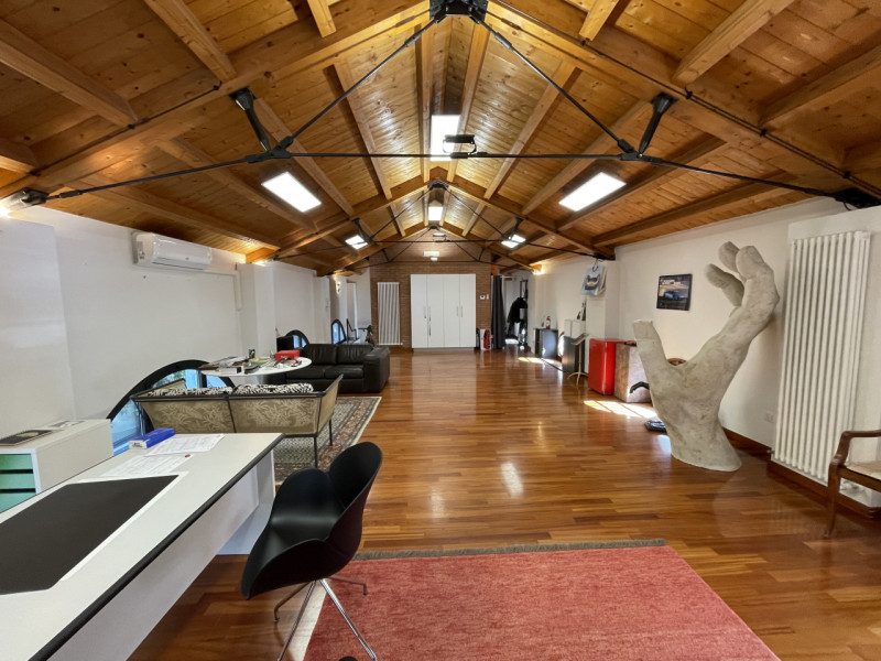 LIMENA - In posizione centrale e di forte passaggio, proponiamo in vendita un’unità commerciale d...