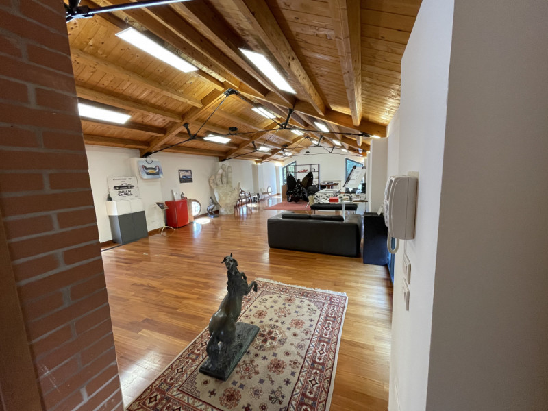 LIMENA - In posizione centrale e di forte passaggio, proponiamo in vendita un’unità commerciale d...