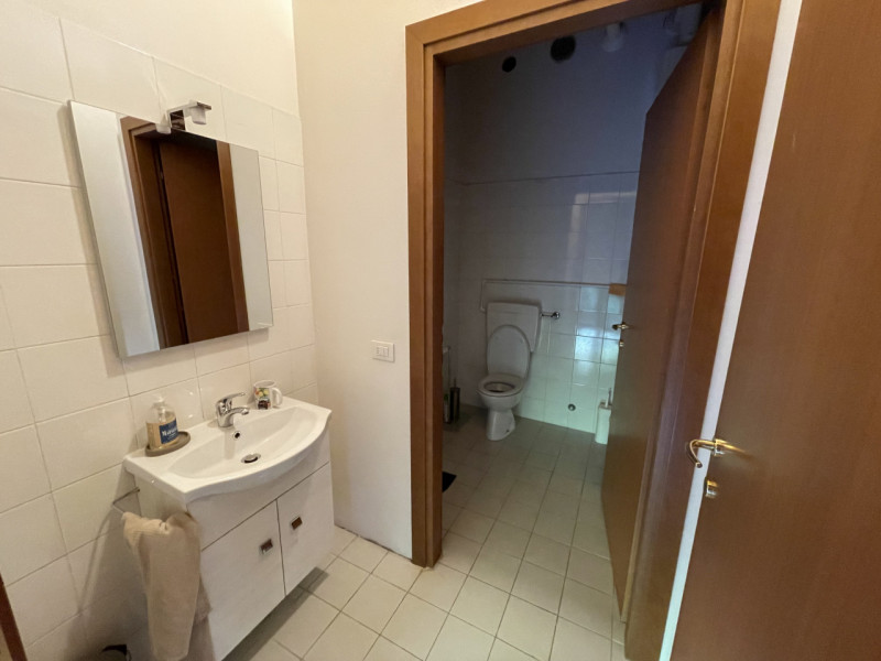 LIMENA - In posizione centrale e di forte passaggio, proponiamo in vendita un’unità commerciale d...