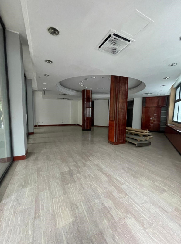 In posizione centralissima, di forte passaggio pedonale/veicolare e visibilità, negozio/ufficio a...