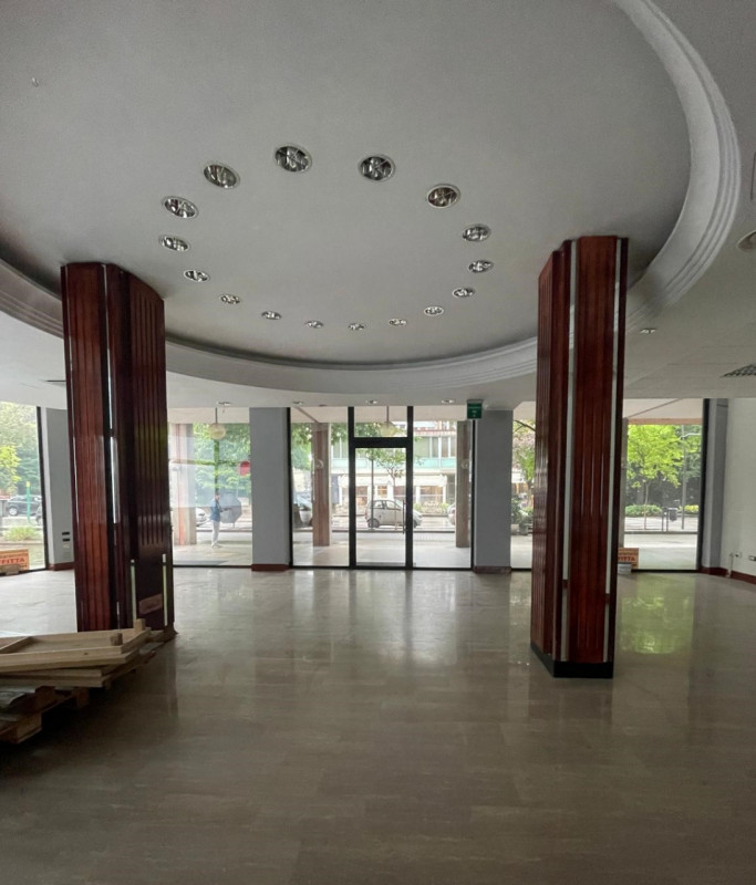 In posizione centralissima, di forte passaggio pedonale/veicolare e visibilità, negozio/ufficio a...