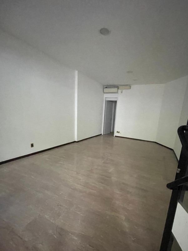 In posizione centralissima, di forte passaggio pedonale e veicolare, negozio con ampia vetrina al...