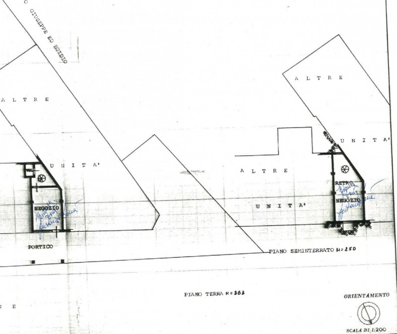 In posizione centralissima, di forte passaggio pedonale e veicolare, affittasi negozio con ampia ...