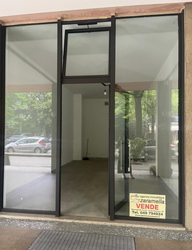 In posizione centralissima, di forte passaggio pedonale e veicolare, negozio al piano terra compl...