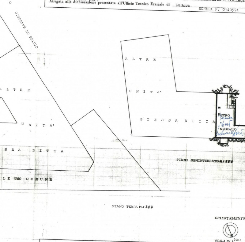 In posizione centralissima, di forte passaggio pedonale e veicolare, negozio al piano terra compl...