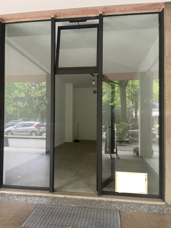 In posizione centralissima, di forte passaggio pedonale e veicolare, affitasi negozio al piano te...