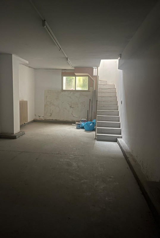 In posizione centralissima, di forte passaggio pedonale e veicolare, affitasi negozio al piano te...