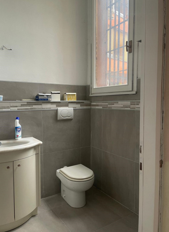 In posizione centralissima, di forte passaggio pedonale e veicolare, affitasi negozio al piano te...