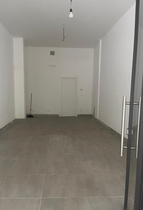 In posizione centralissima, di forte passaggio pedonale e veicolare, affitasi negozio al piano te...