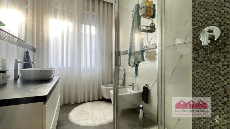 VILLAGGIO MONTE GRAPPA: BICAMERE FINEMENTE ARREDATO AL PIANO PRIMO E COMPOSTO DA AMPIO SOGGIORNO ...