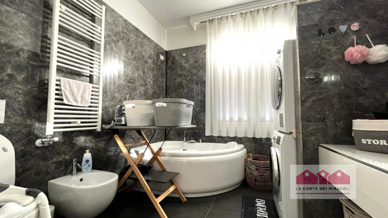 VILLAGGIO MONTE GRAPPA: BICAMERE FINEMENTE ARREDATO AL PIANO PRIMO E COMPOSTO DA AMPIO SOGGIORNO ...