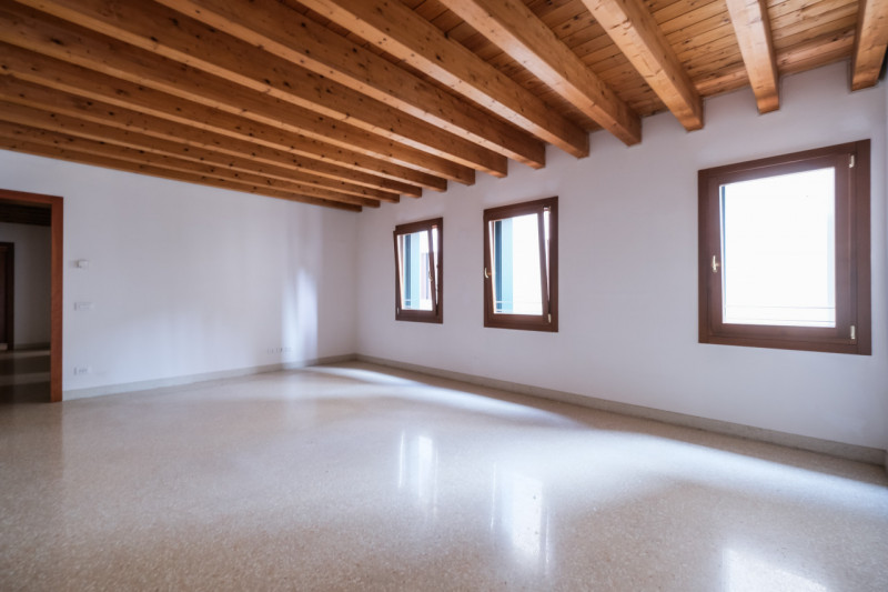 Nel cuore del centro storico di Vicenza, a pochi passi dal Duomo e all’interno della ZTL, proponi...