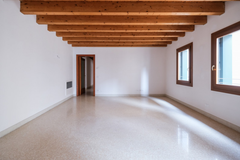 Nel cuore del centro storico di Vicenza, a pochi passi dal Duomo e all’interno della ZTL, proponi...