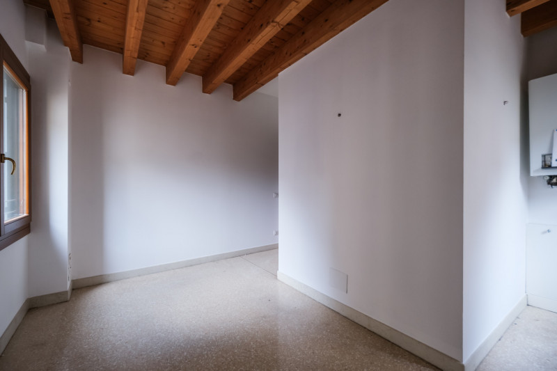 Nel cuore del centro storico di Vicenza, a pochi passi dal Duomo e all’interno della ZTL, proponi...