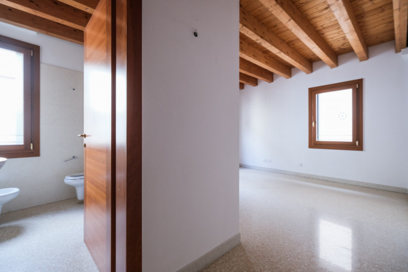 Nel cuore del centro storico di Vicenza, a pochi passi dal Duomo e all’interno della ZTL, proponi...