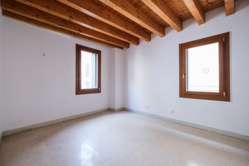 Nel cuore del centro storico di Vicenza, a pochi passi dal Duomo e all’interno della ZTL, proponi...