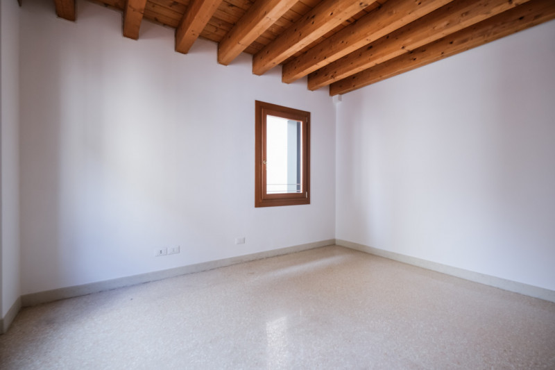 Nel cuore del centro storico di Vicenza, a pochi passi dal Duomo e all’interno della ZTL, proponi...