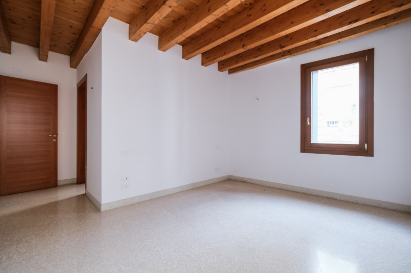 Nel cuore del centro storico di Vicenza, a pochi passi dal Duomo e all’interno della ZTL, proponi...