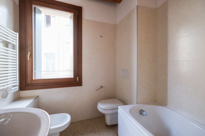 Nel cuore del centro storico di Vicenza, a pochi passi dal Duomo e all’interno della ZTL, proponi...