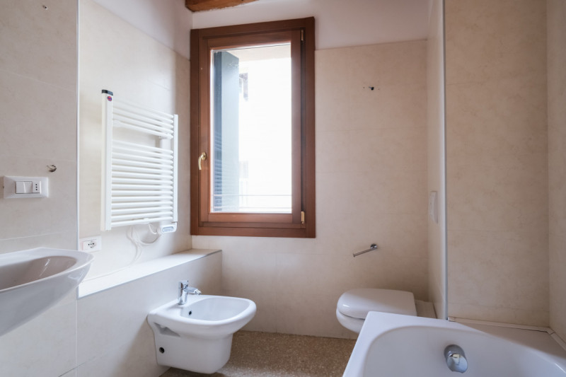 Nel cuore del centro storico di Vicenza, a pochi passi dal Duomo e all’interno della ZTL, proponi...