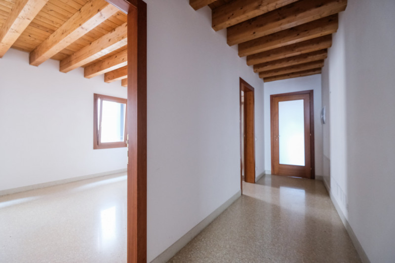 Nel cuore del centro storico di Vicenza, a pochi passi dal Duomo e all’interno della ZTL, proponi...